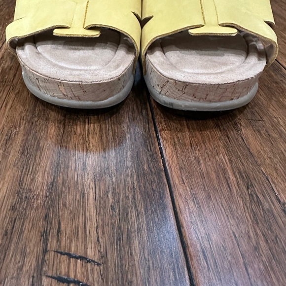 Earth Yellow Slide Sandals size 7.5 - Picture 2 of 5